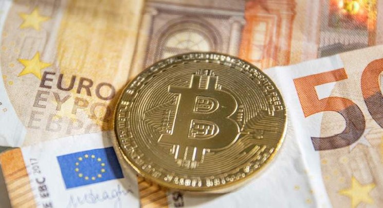 
			Биткоин и евро усиливаются против доллара на фоне распродажи акций и облигаций		