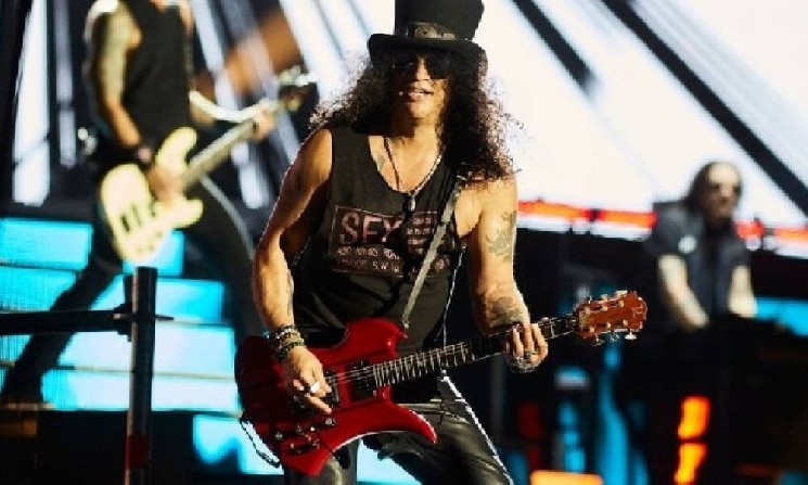 Гитарист Guns N’ Roses Слэш покидает Твиттер после взлома его аккаунта