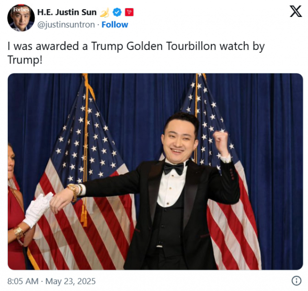 
			Трамп подарил золотые часы основателю Tron Джастину Сану за лидерство среди держателей токена TRUMP		